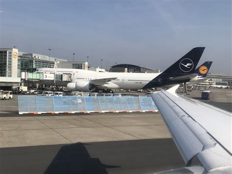 Strike: Lufthansa cancels 800 Tuesday flights .